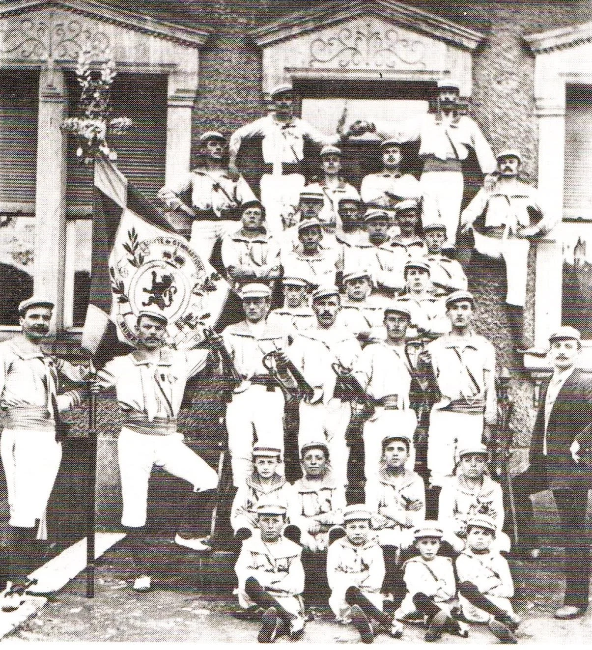 Dieses nicht datierte Foto zeigt die Rümelinger Turnerriege mit ihrer Vereinsfahne aus dem Jahre 1891. Somit dürfte es das älteste noch exisitierende Foto aus der 125jährigen Vereinsgeschichte der L’ETOILE sein