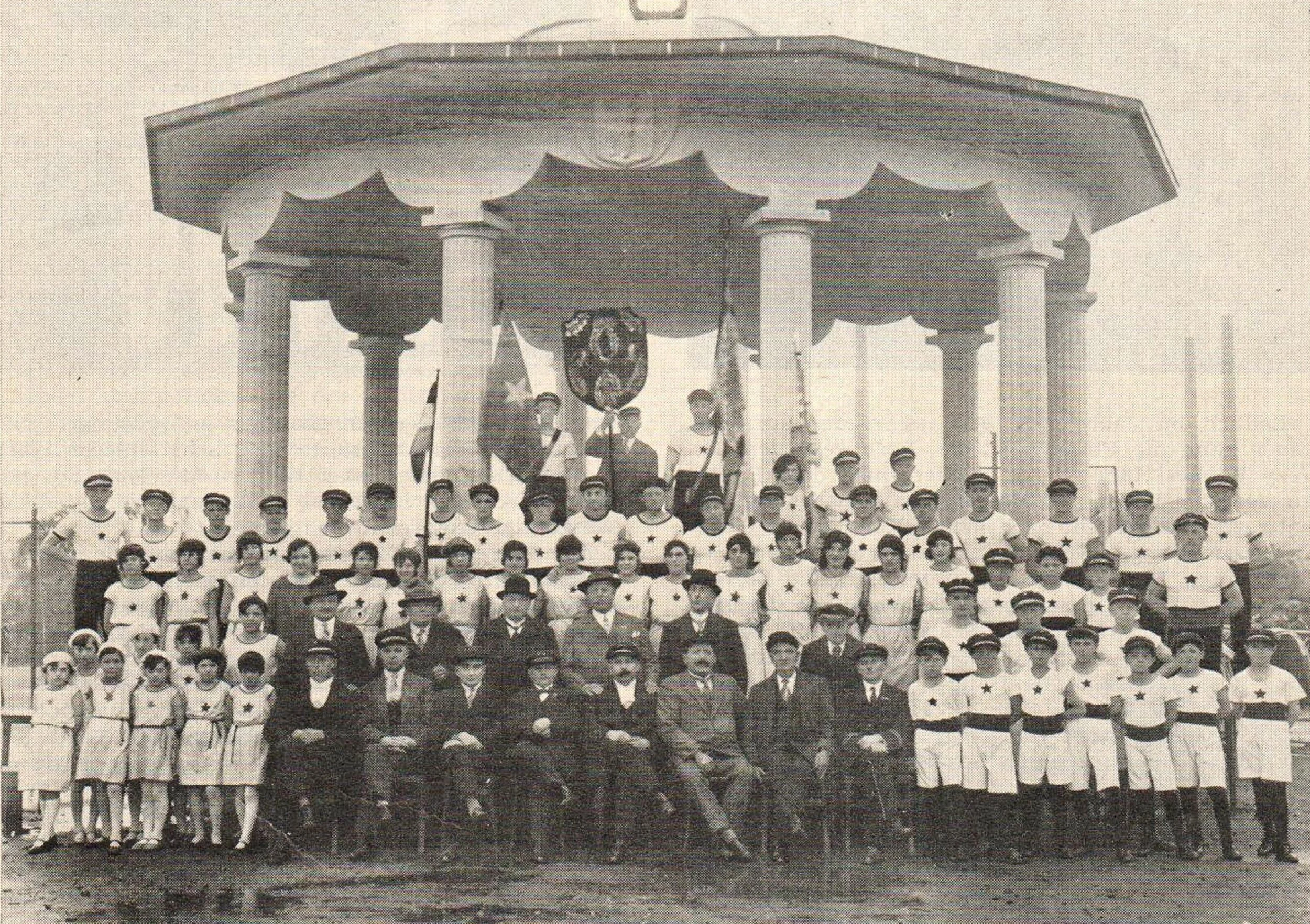 Im September 1930, gelegentlich des 40. Stiftungsfestes posieren die Mitglieder der L’ ETOILE vor dem neuerbauten Musikkiosk