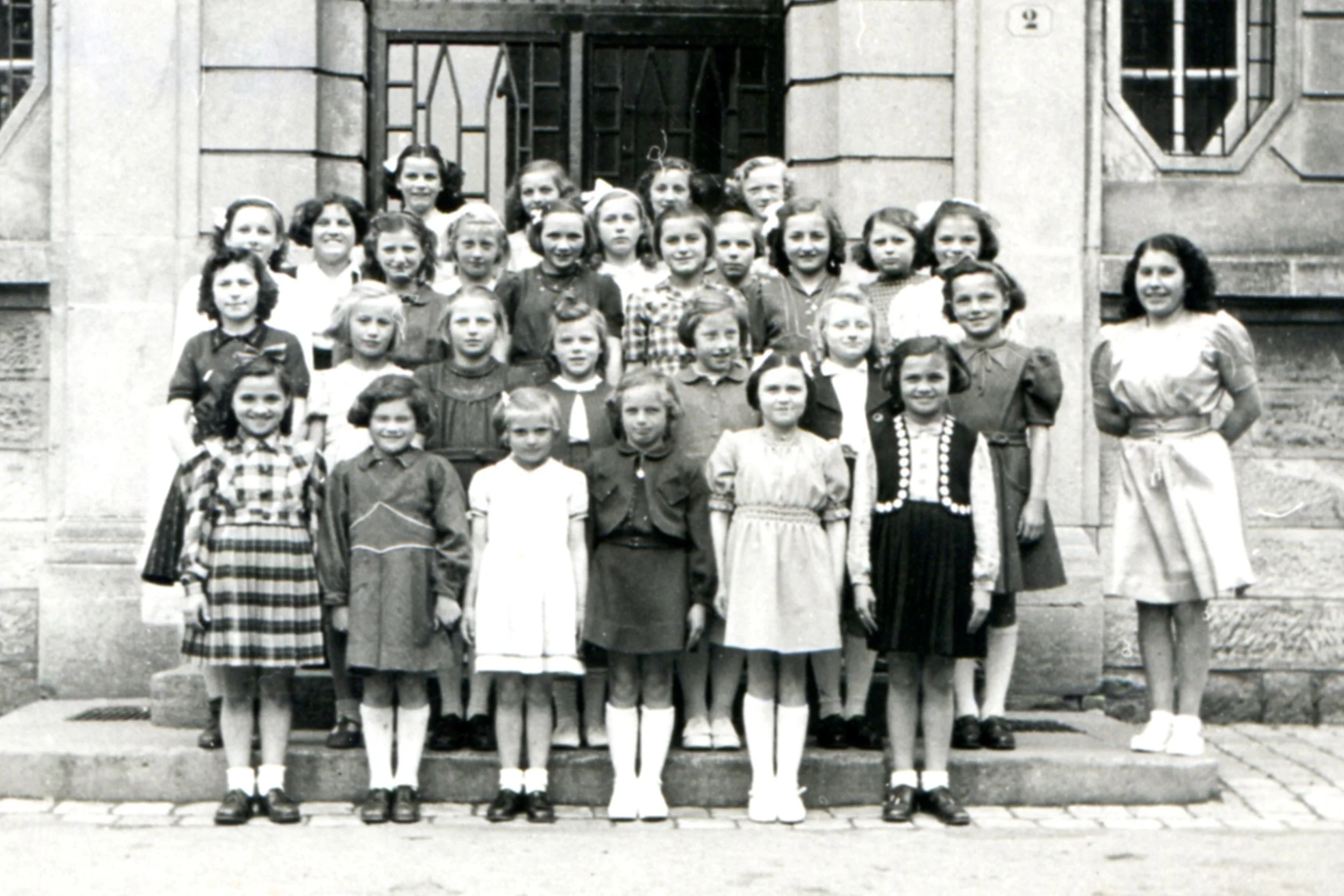 Dieses Foto von Monitrice Maisy Bormann und ihrer « Filletten Sektion » stammt aus dem Jahre 1946