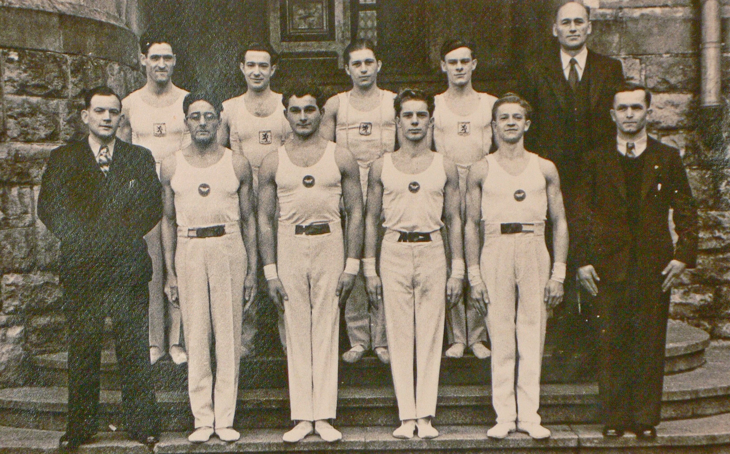 In der ersten Reihe v.l.nr. die Turner Armand Treinen, Mich Goedert, Nic Charpantier und Ferdi Risch der L’ ETOILE Rümelingen beim Regionalturnier 1947/48 in Petingen