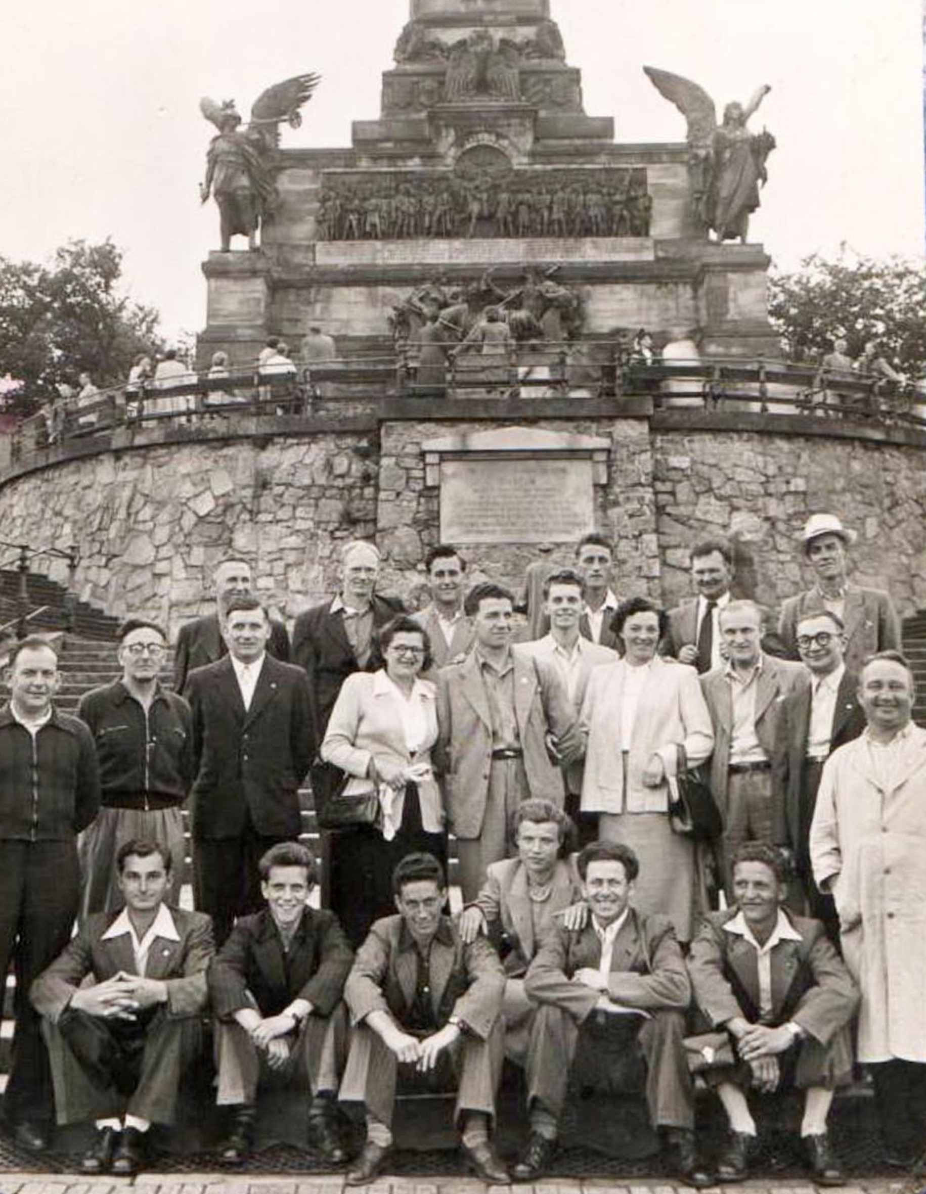 die Teilnehmer vor dem Reiterstandbild Kaiser Wilhelm I. am Deutschen Eck in Koblenz 1950