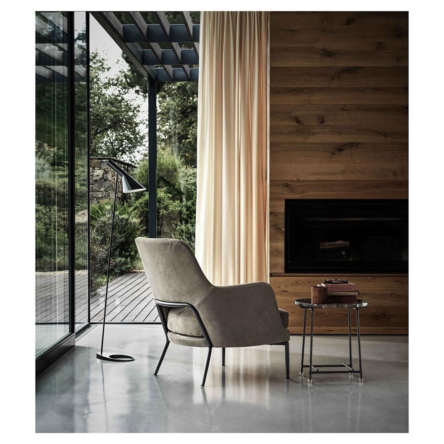 JOYCE arm chair and ANY DAY side table by @flexformspa 

#interior #flexform #interiordesign #design #style Picture credit: @flexformspa
