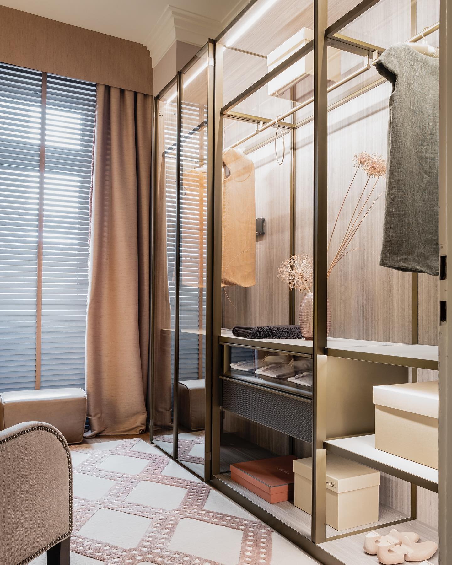 Beautiful wardrobe by @moltenidada at our Showroom in Frankfurt - Visit us and have a look at it in real Life!
Carpet: @therugcompany
.
#interiordesign #wardrobe #molteni #interior #design #style #frankfurt