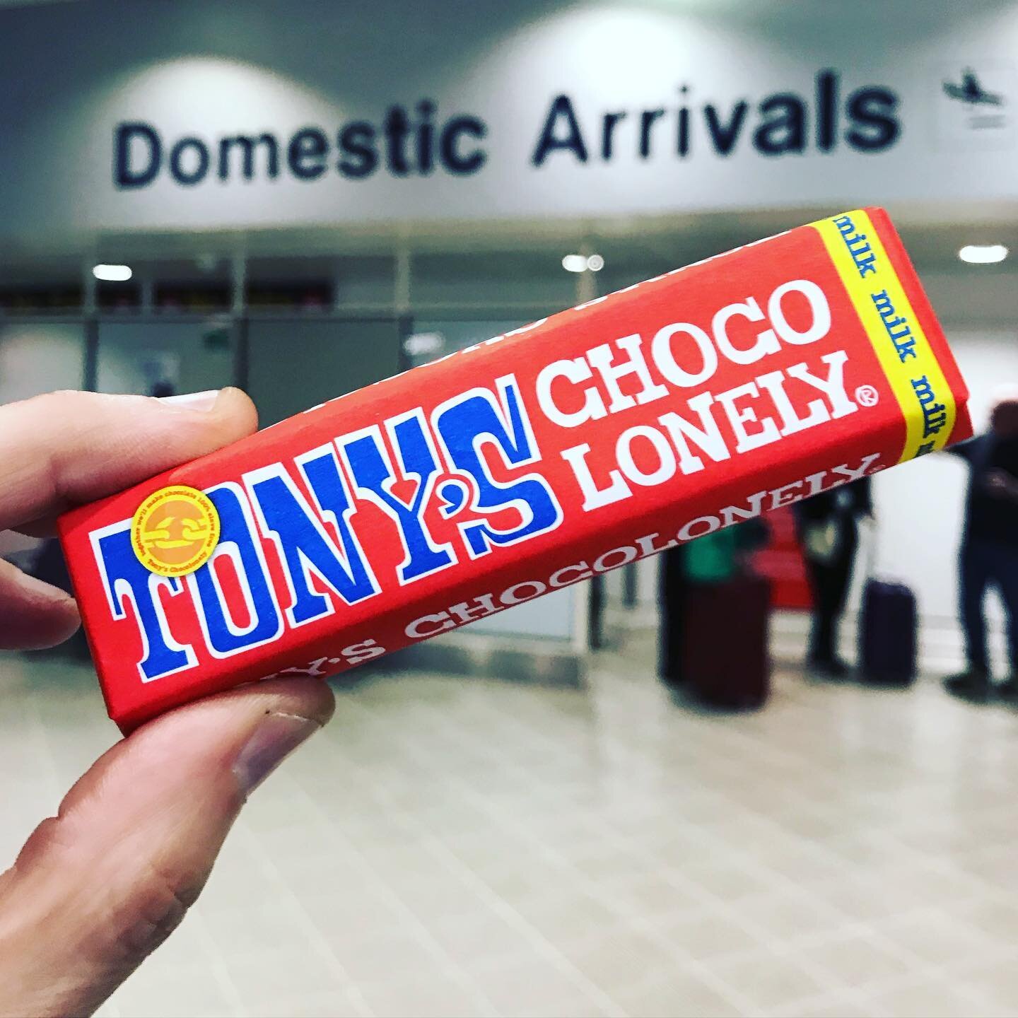 Picking up the wife from his week long jolly in Limoges 🇫🇷 ❤️ #lonelyboy 

(They only sell @tonyschocolonely in the airport because they know it&rsquo;s full of #loveactually romantic gays 😂) #cynical #marketing #ploy #fatty