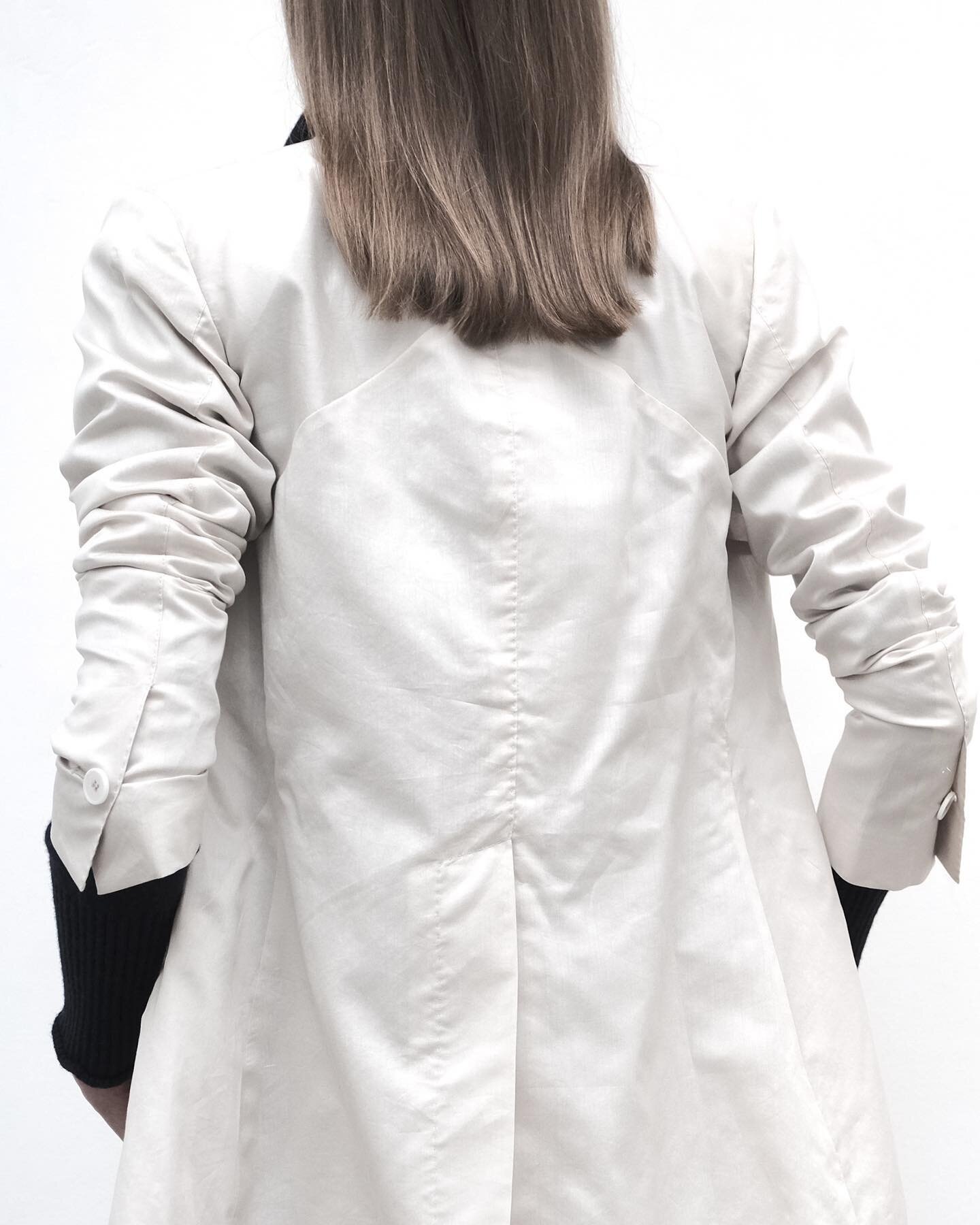 Fascia Collection 
Airy silk and cotton sateen jacket lined with silk and panelling that traces the myo-fascial trails of the body. Fabric from the archive of one of our favorite mills in Tuscany. 

#avyn
