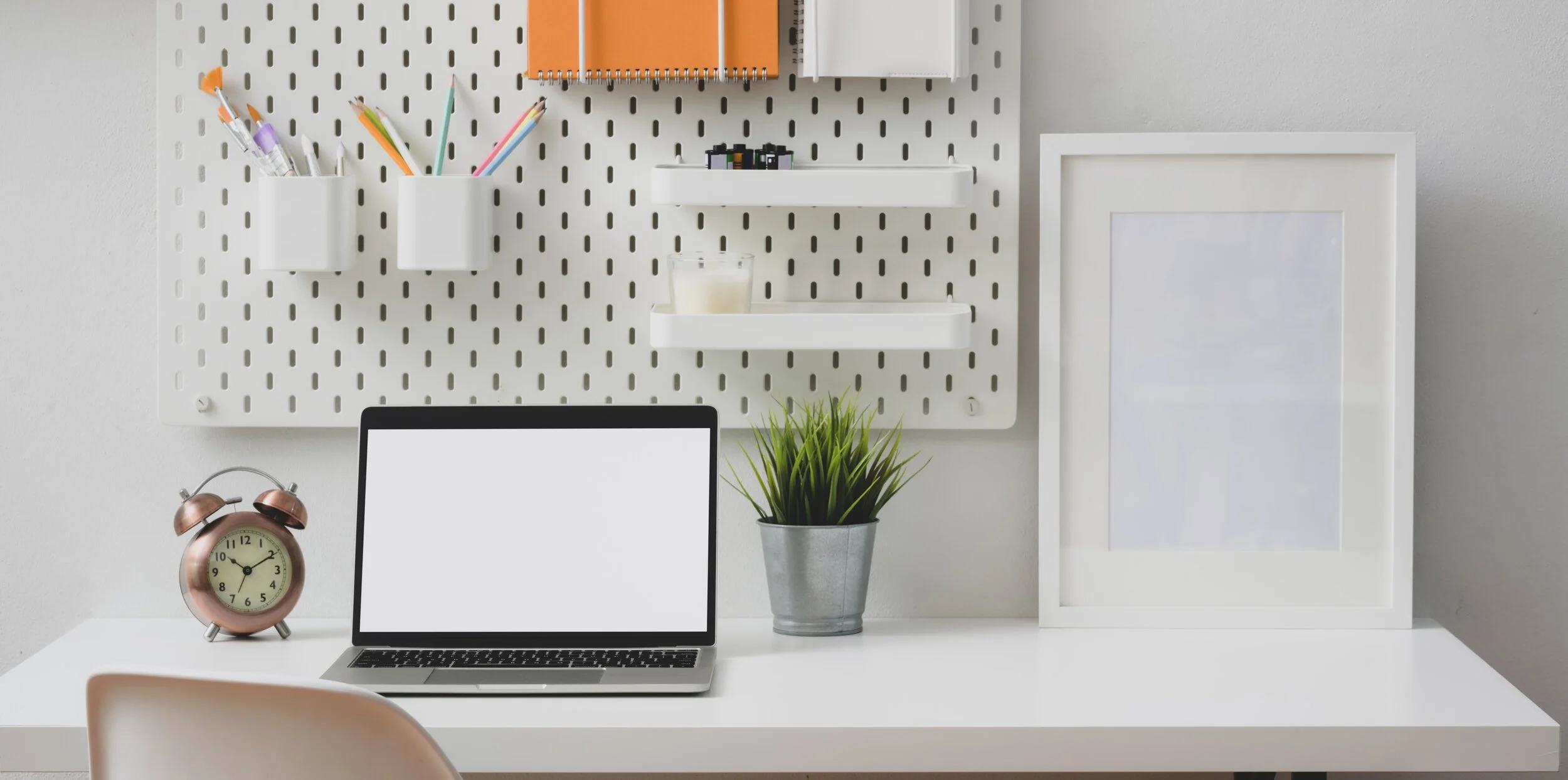 laptop-on-white-desk-3740747.jpg (Copy)