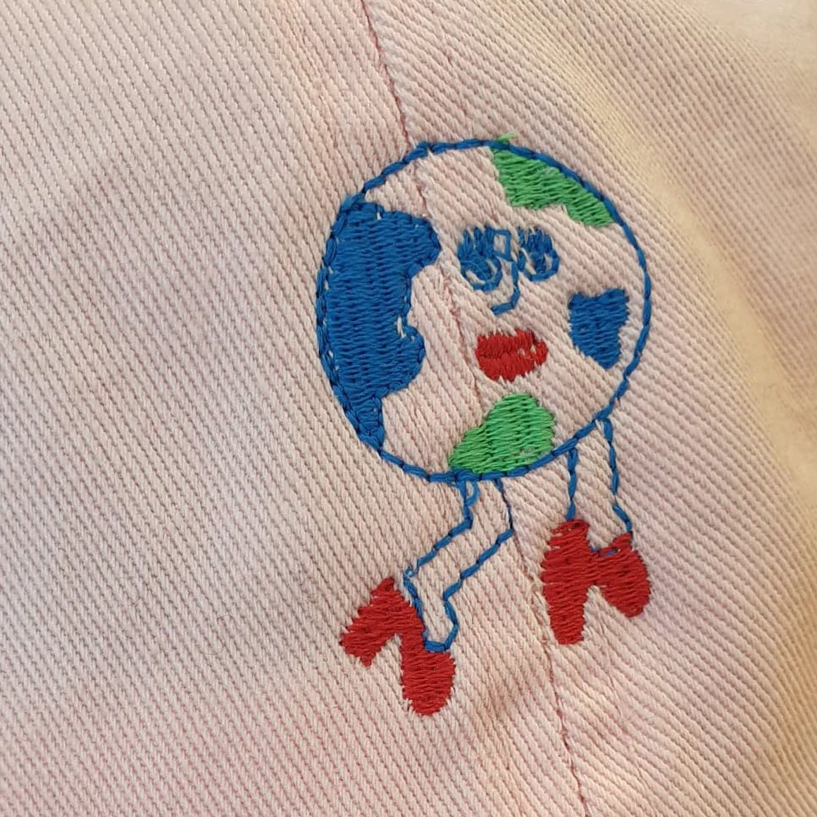 GIRLS WORLD CLOSE UP.jpg