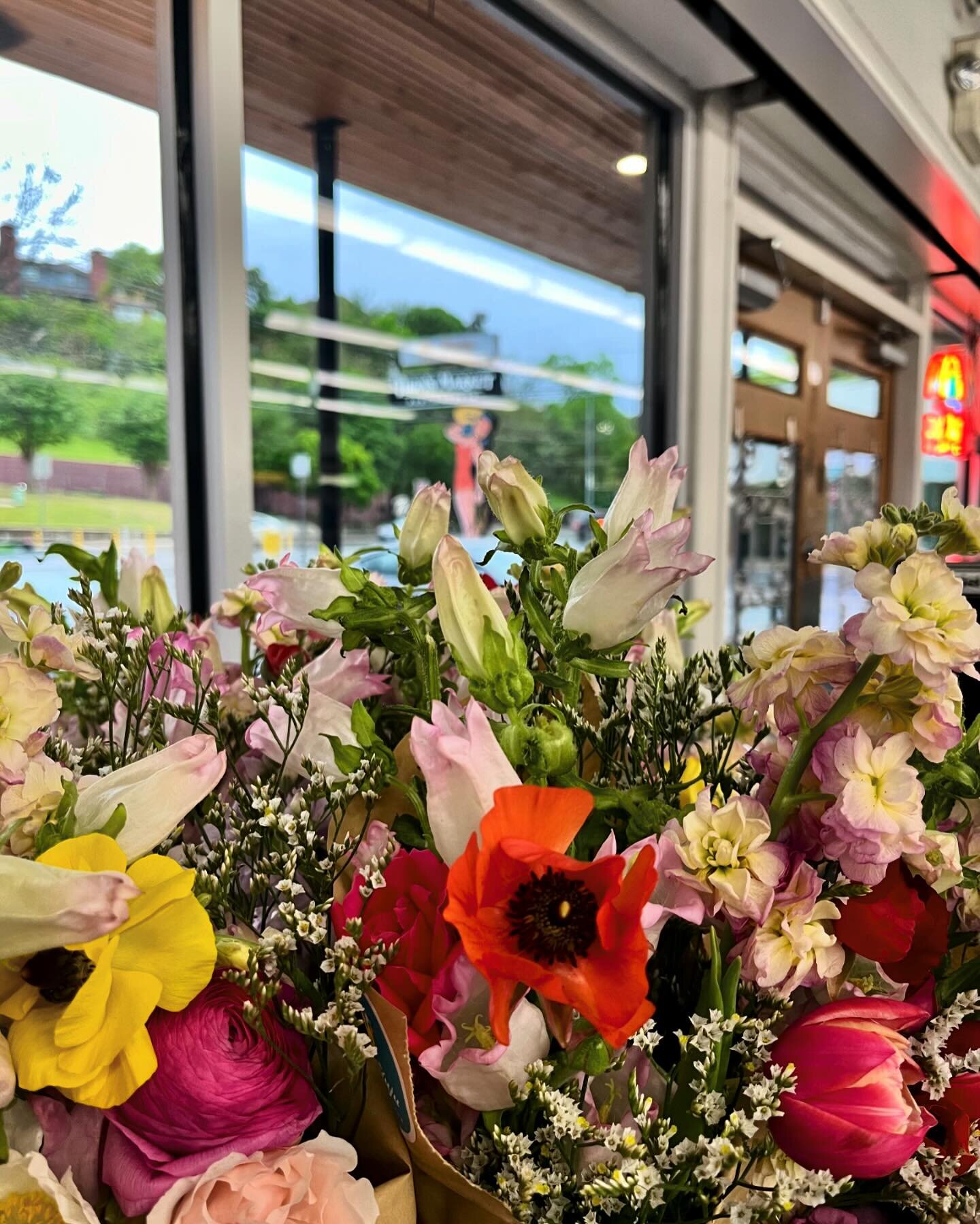 April showers bring May flowers ☔️ 💐unless you&rsquo;re in Texas, and then pretty much anything goes 🙃 @goodjuju_austinflowerfarm knocked it out of the park with these beauties! Pick yours up today!