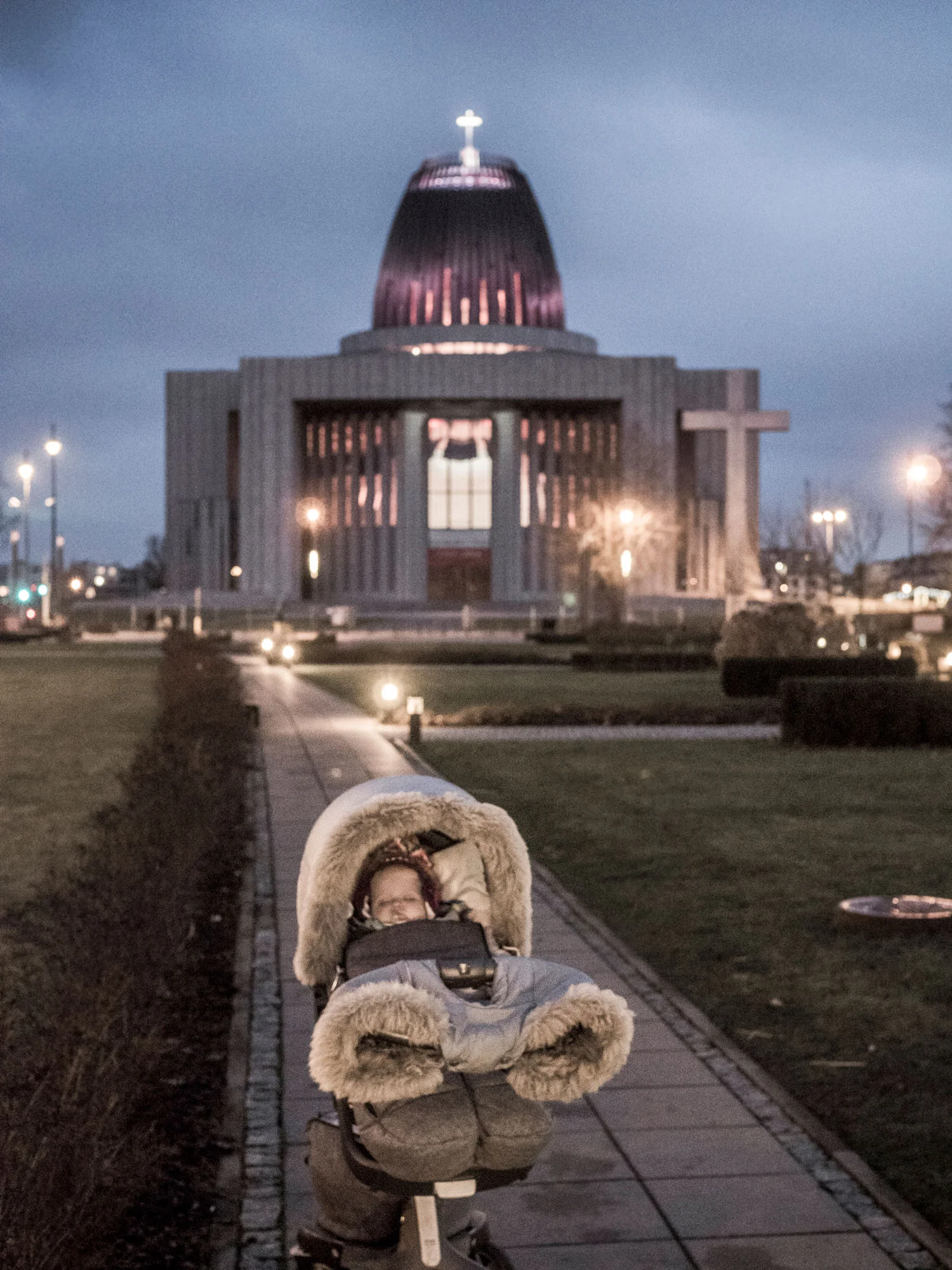 noc night lights city Warsaw Poland children stokke