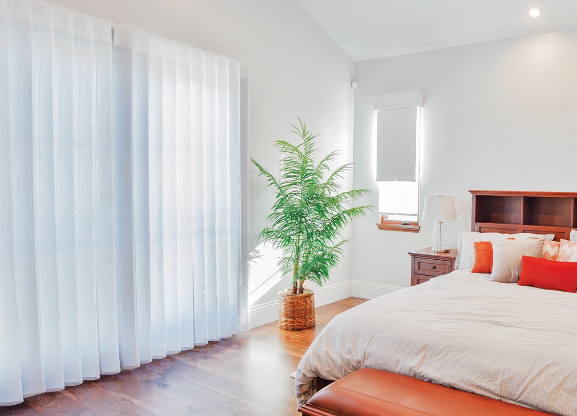 Norman-SmartDrape-bedroom_Plain-white-in-Light-Filtering.jpg