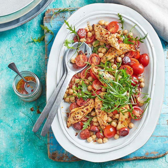 Summer has finally arrived and all I want now is SALAD in all its glorious forms. 
Warm Piri Piri chicken, chorizo and chickpea salad 🍅🌶 Inspired by the Portuguese fave, the chorizo and punchy smokey sherry vinegar dressing give chicken and chickpe