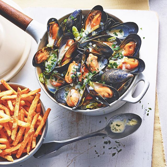 Really enjoyed styling this yummy classic moules recipe for @tescofood May issue ( in store now ) 
Made with butter, onion, garlic, parsley, cream and white wine this recipe @georginafuggle is a true classic 👌and there&rsquo;s a really handy step by