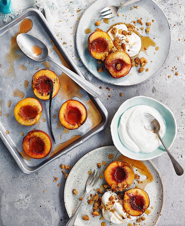 Stone fruit season is most definitely here - peaches, nectarines and apricots are all so good right now! ***Sauternes baked peaches, almond granola, whipped ricotta*** Makes an easy prep ahead weekend brunch or midweek guilt-free dessert 🙌 
Just mak