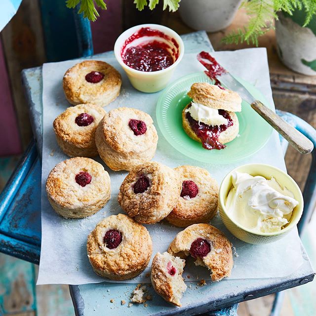 Could it be a more scone-worthy weekend forecast? ☀️ ***Double clotted cream and raspberry scones *** I&rsquo;ve used clotted cream instead of butter in the dough for a super light and creamy baked scone. For me it is ALWAYS raspberry jam. 
Recipe in