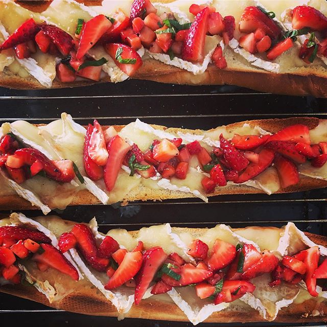 Little bit of sweet &lsquo;n&rsquo; savoury strawberry inspiration for viewing @wimbledon fortnight 🍓

Brie and strawberry salsa picnic loaf ....
Strawberries macerated in balsamic, a little honey and black pepper. Spoon over a melted Brie de Meaux 