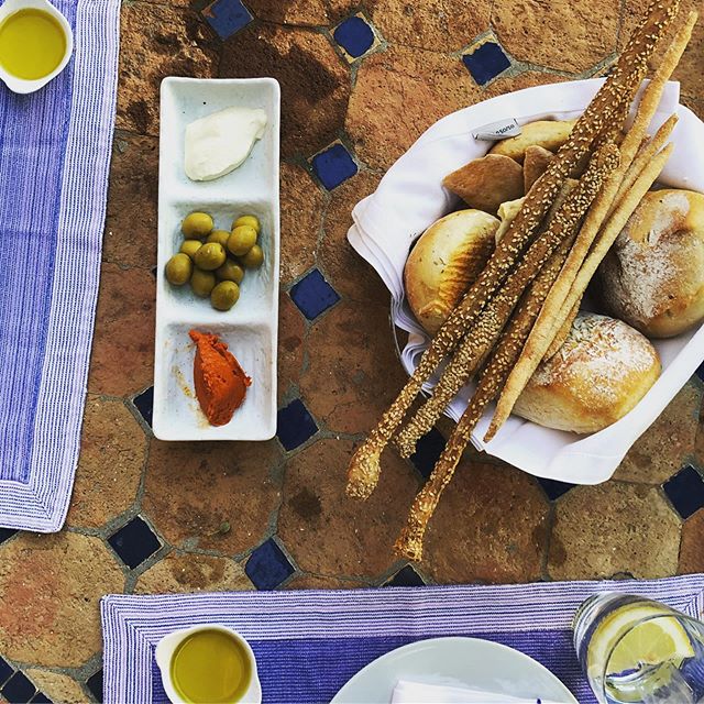 How pretty is this table top 💙

#mallorca #majorca #blue #tiles #sunshine #sobrasada #alioli #extravirginoliveoil #bread #holidayfood #stylinginspo #foodstyling