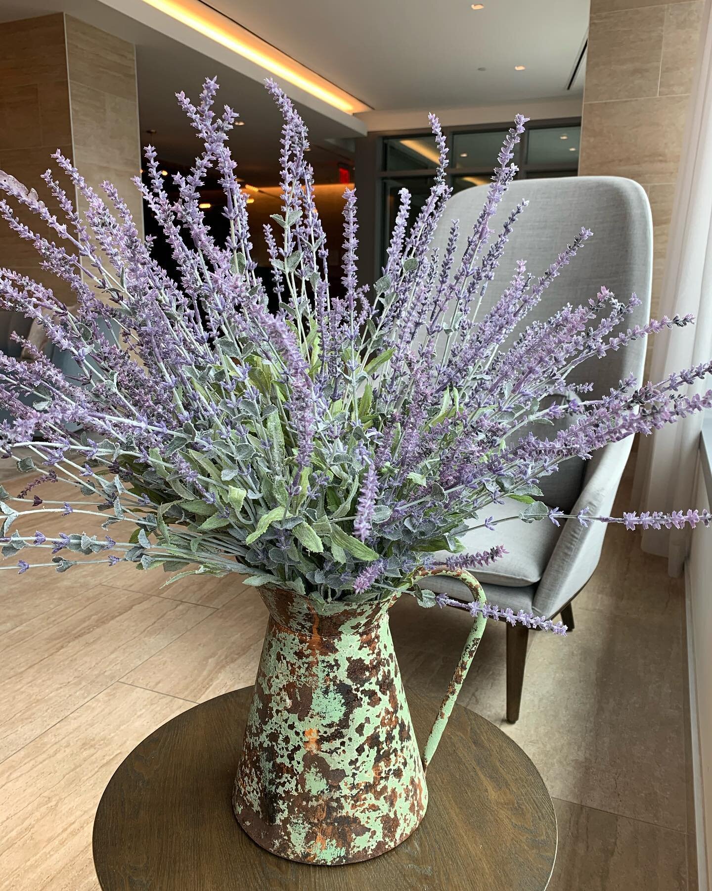 Beautiful faux spring arrangements 🌸🥰 #springishere #springtime #flowerarrangements #lobbydecor #buildingdecoration #nyclife #nycgardens #flowers🌸 #lovemyjob #landscaping