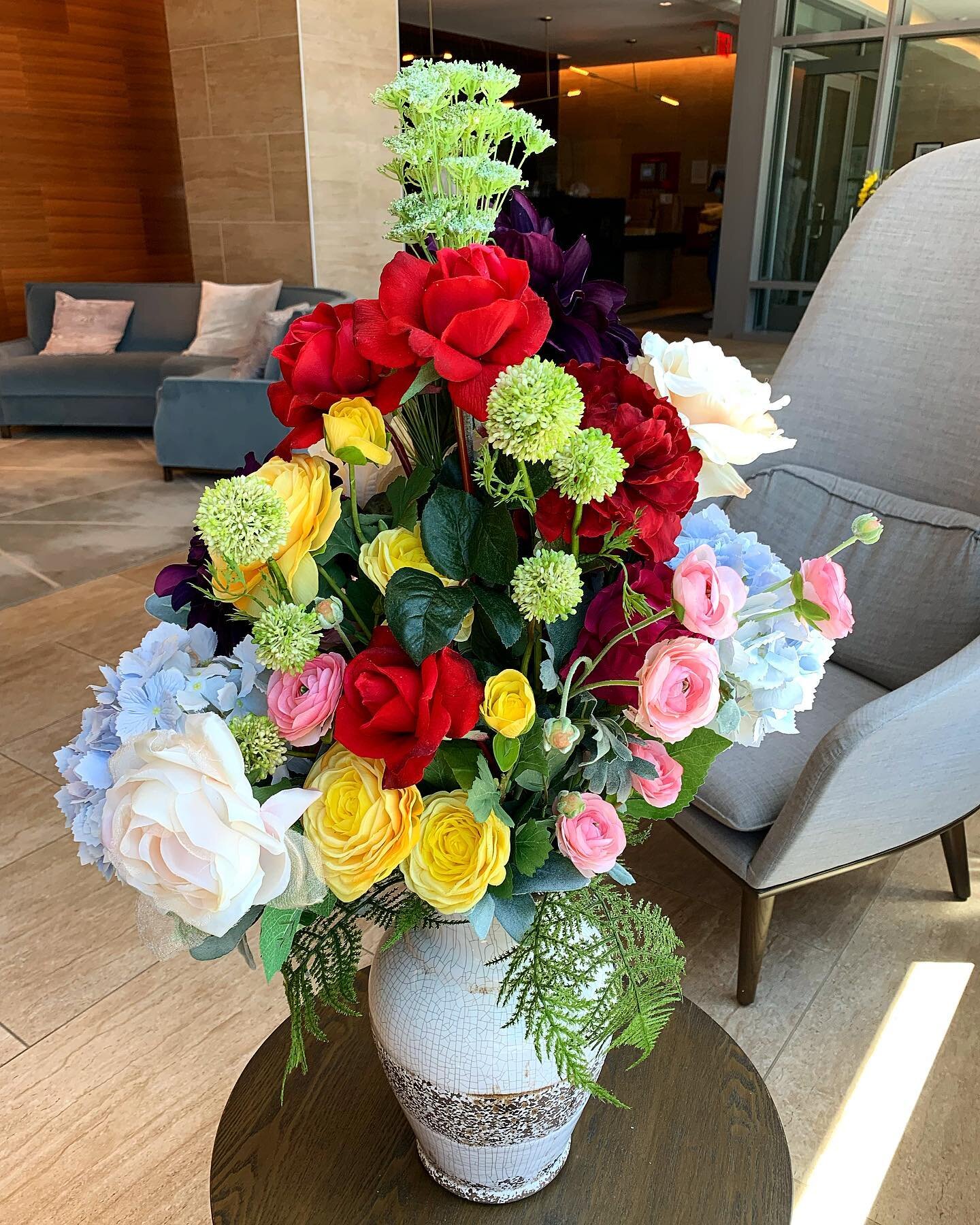 Summer silk arrangements for our dear client 🌸🌻🥰😍 #summerarrangement #silkflowers #flowerarrangement #lobbydecor #creative #inspiration #gardening #flowerinspiration #flowerarrangaments #summervibes #nyclife #nycbuildings #plantlover #greenthumb 