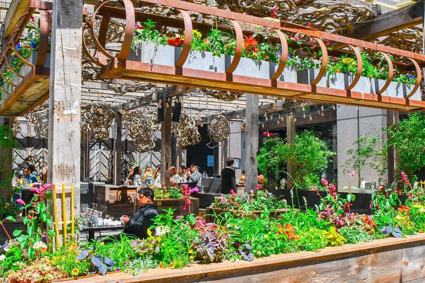 We are now in full bloom 🌸 😍
Come see our beautiful location for yourself and book your reservations today! 
@mcali_215 📸
#phillyeats #phillydrinks #phillyfoods #phillylove #phillybrunch #discoverphilly #explorephilly #phillycocktails #phillylove 