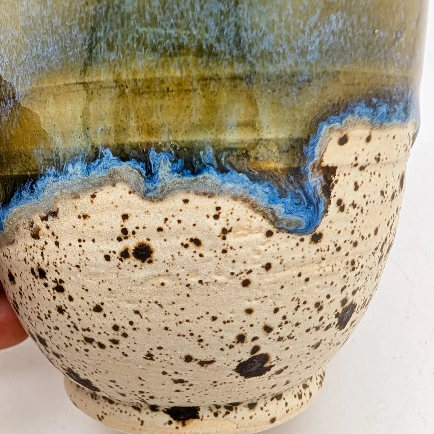 Swoon-worthy glaze drip 🤌💙

#ceramics 
#pottery 
#mug
#riverside