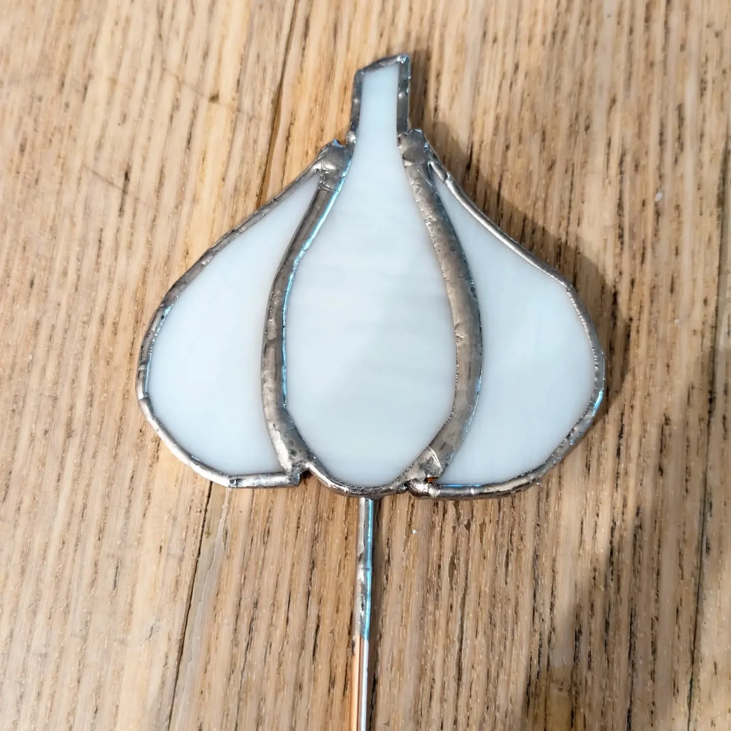 Swipe to see how this little glass garlic clove came to life! ✨🧄

​I spend almost as much time tending to my raised garden beds as I do working in my studio here at the base of Mt. Rubidoux. Translating my favorite garden harvests into stained glass