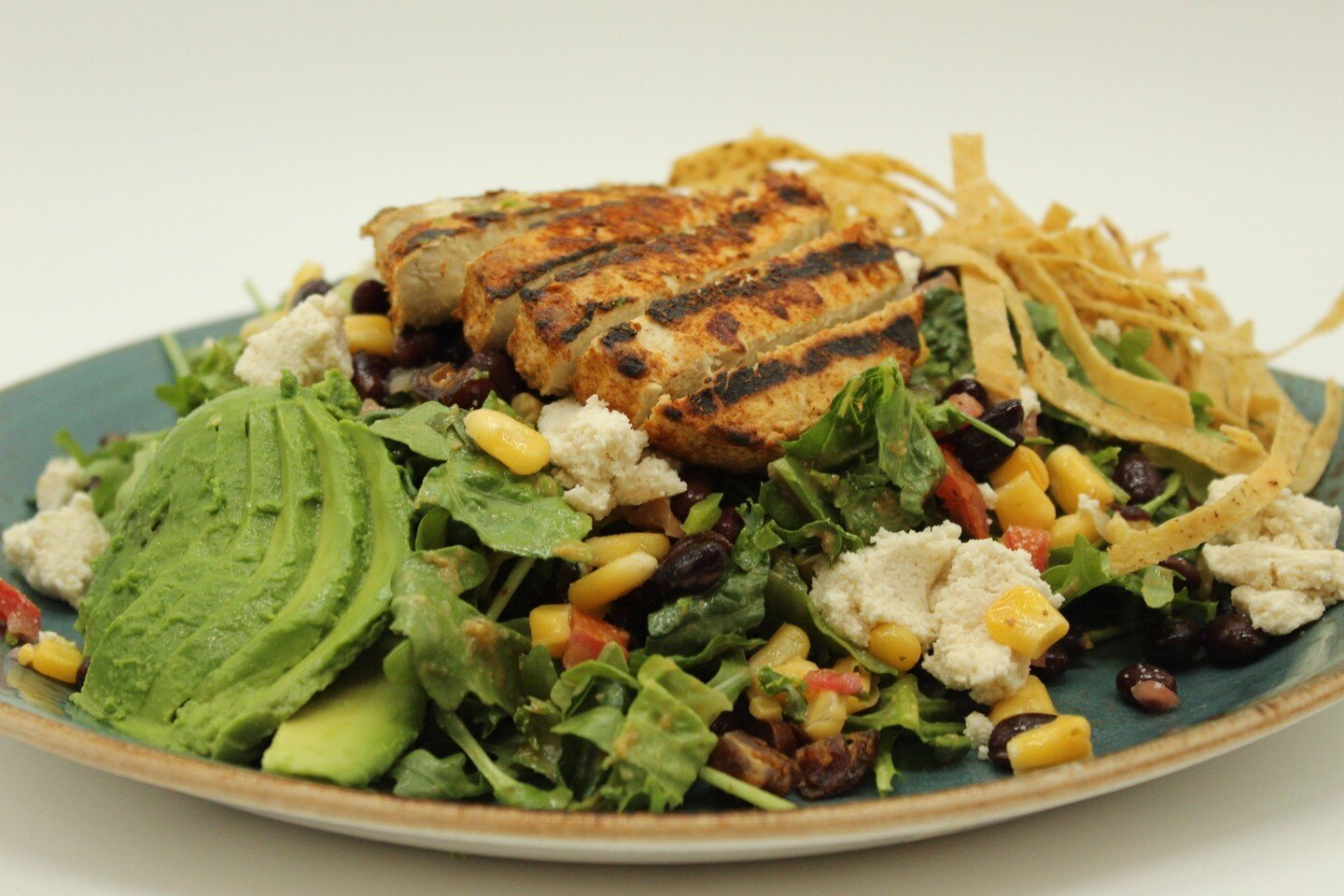 Freshen up your week with our 🥗 BLACKENED CHICK'N SALAD 🥗⁠
⁠
A mix of blackened &quot;chick'n&quot;, kale, romaine, avocado, pico de gallo, black beans, dates, roasted corn, almond feta, crispy tortillas, with a spicy peanut-lime vinaigrette⁠
⁠
⁠
.