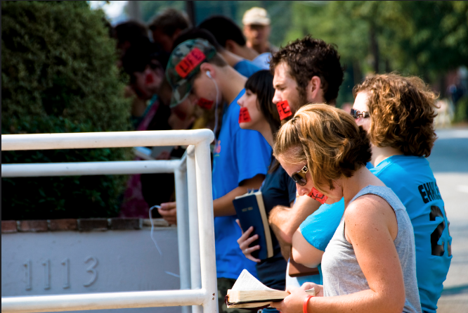 Pro-life believers pray for redemption and the ending of abortion outside an abortion center (Photo: Mikel Darling / Flickr )