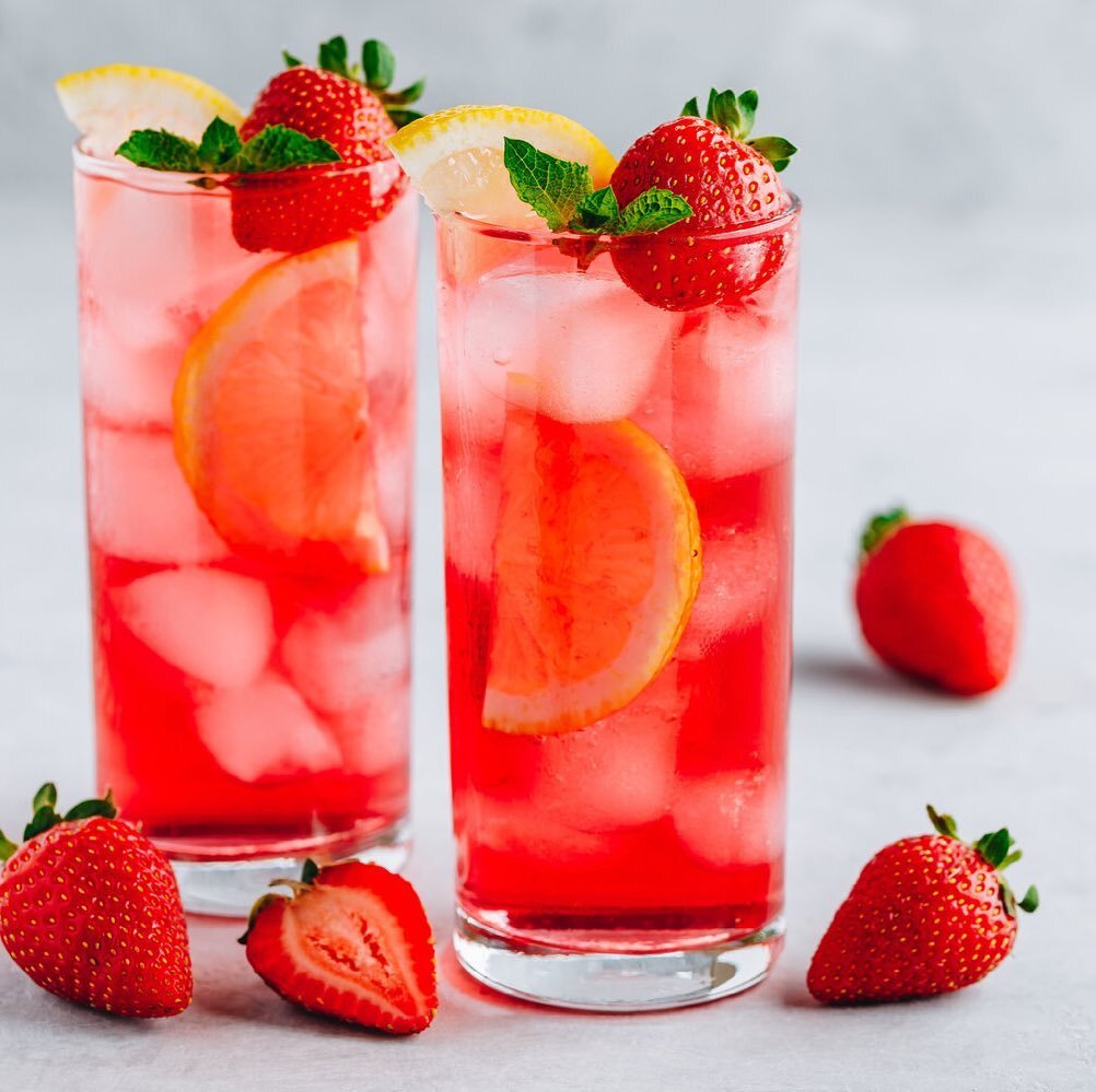 This simple and refreshing strawberry lemonade is perfect for hot days and relaxing summer nights. #summerdrinks #beattheheat 🍓 ☀️ 🍋
