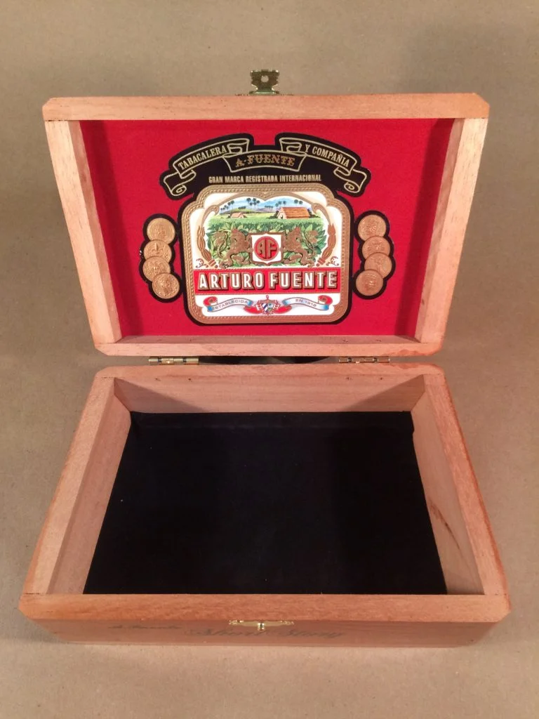 Pin Up Cigar Box 1..4.jpg