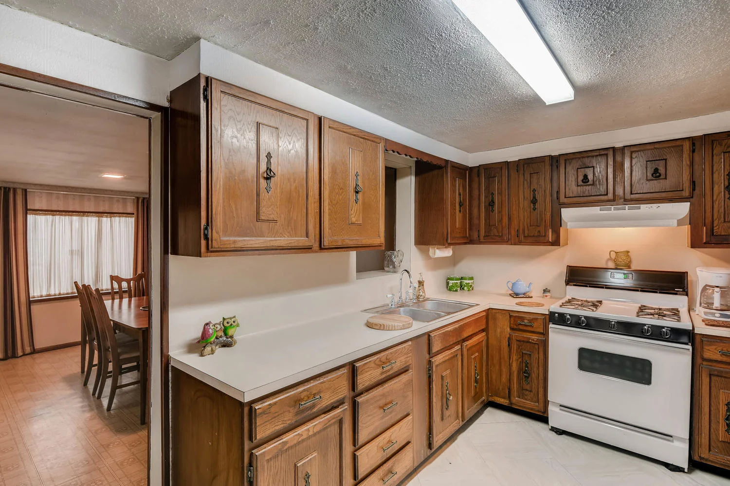 106 N Ave E Elgin TX 78621 USA-large-011-11-Kitchen-1500x1000-72dpi.jpg