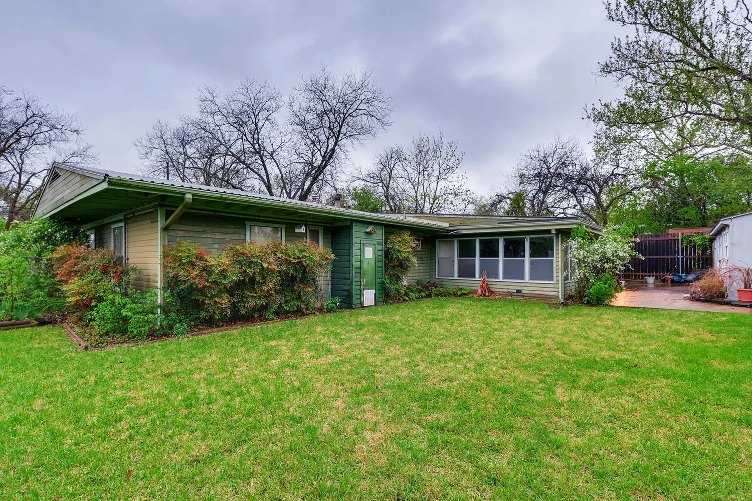 2000 Peach Tree St Austin TX-large-008-8-Back Yard-1500x1000-72dpi.jpg