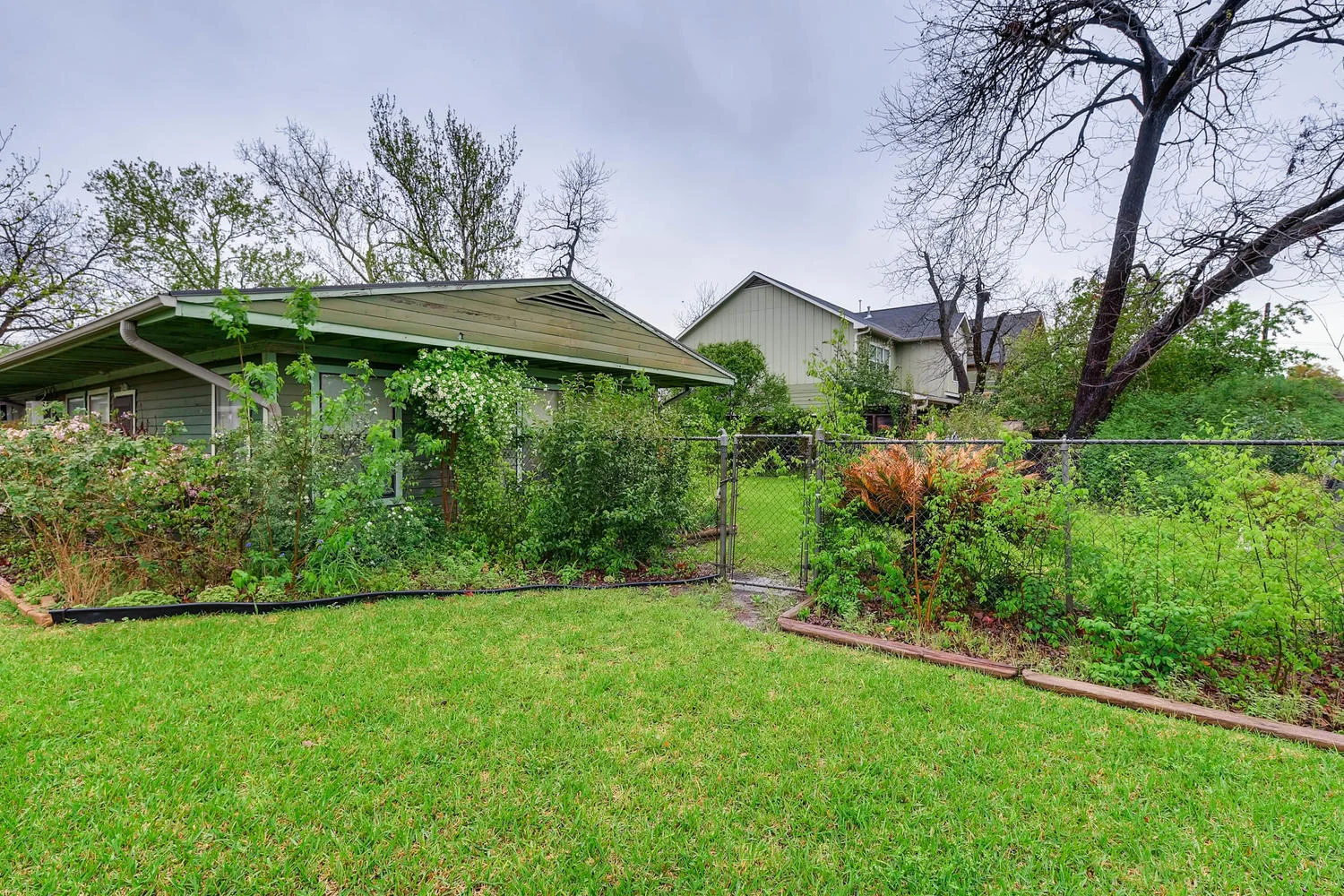 2000 Peach Tree St Austin TX-large-010-4-Exterior Side-1500x1000-72dpi.jpg