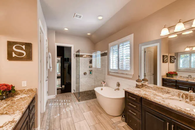8725 Whispering Trail Austin-small-017-20-Master Bathroom-666x444-72dpi.jpg