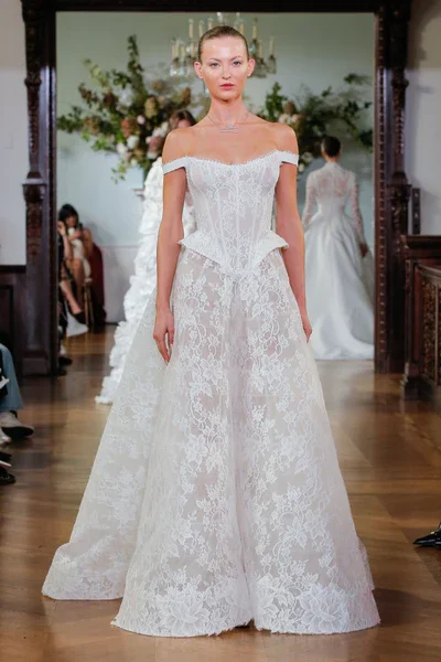 03_MoniqueLhuillierFall2026Bridal_Nottingham.webp