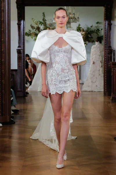 02_MoniqueLhuillierFall2026Bridal_Rhiannon.webp