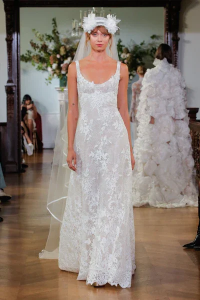 06_MoniqueLhuillierFall2026Bridal_Felicity.webp