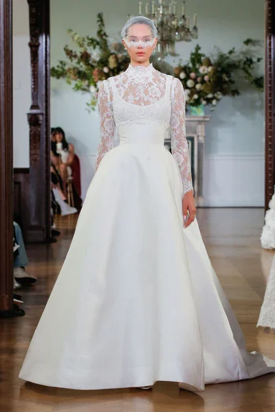 05_MoniqueLhuillierFall2026Bridal_Keaton.webp
