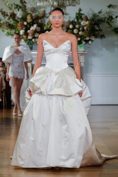 01_MoniqueLhuillierFall2026Bridal_Ascher.webp