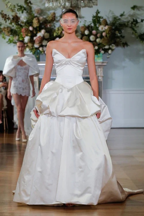 01_MoniqueLhuillierFall2026Bridal_Ascher.webp
