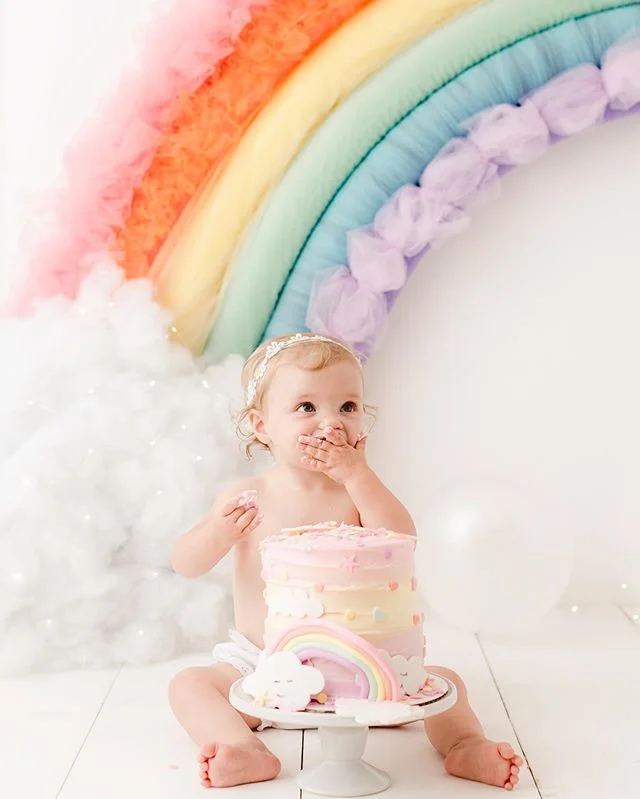 Sweet rainbow babe smash session!! I&rsquo;ve loved watching this girl (and her siblings) grow and having the privilege of capturing them bloom! 
Cake by @natoshareeves_honeyandthyme