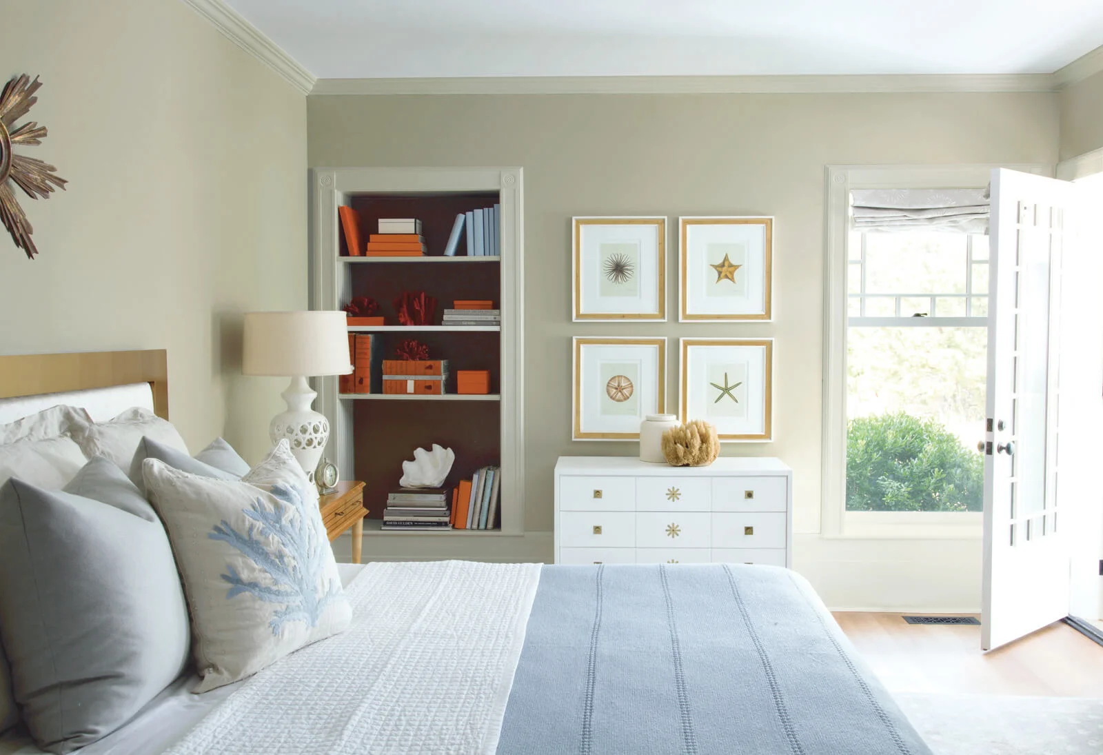 Bedroom_with_Sea_Decor.jpg