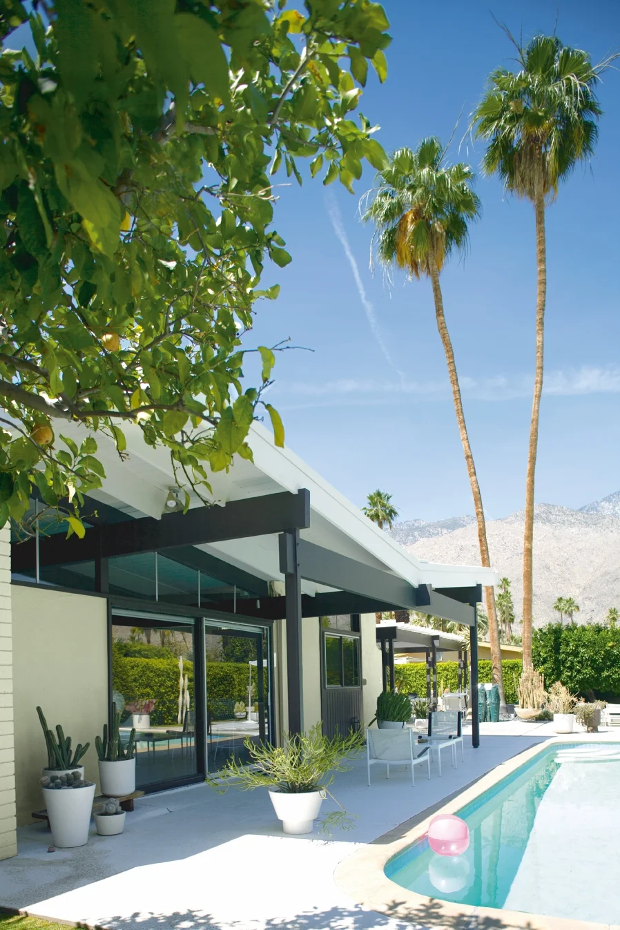 Guilford_Green_Modern_House_with_Pool (1).jpg