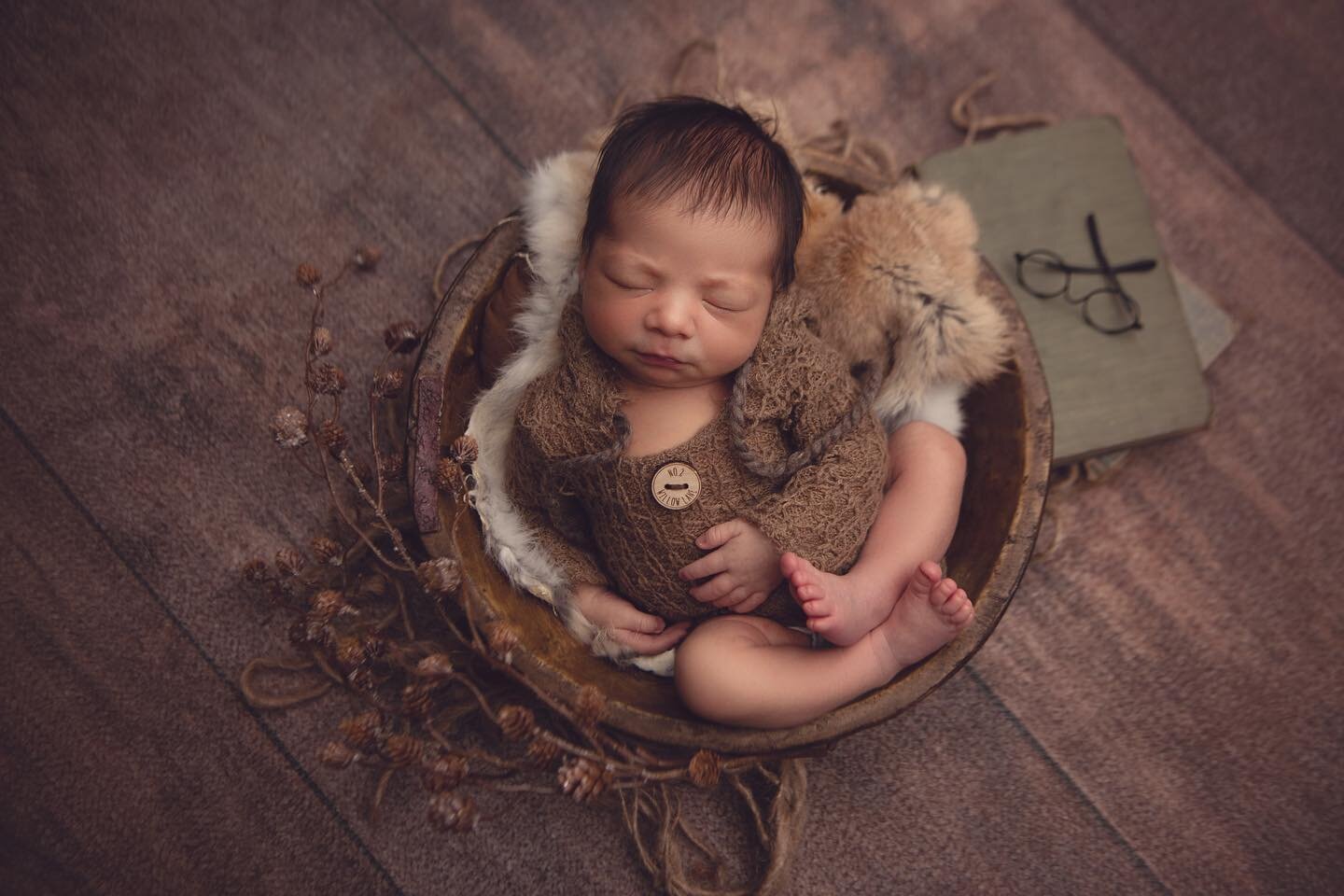 To book your sweet newborn session, visit the link in my bio. Bonnet by @littleblessingphotoprops