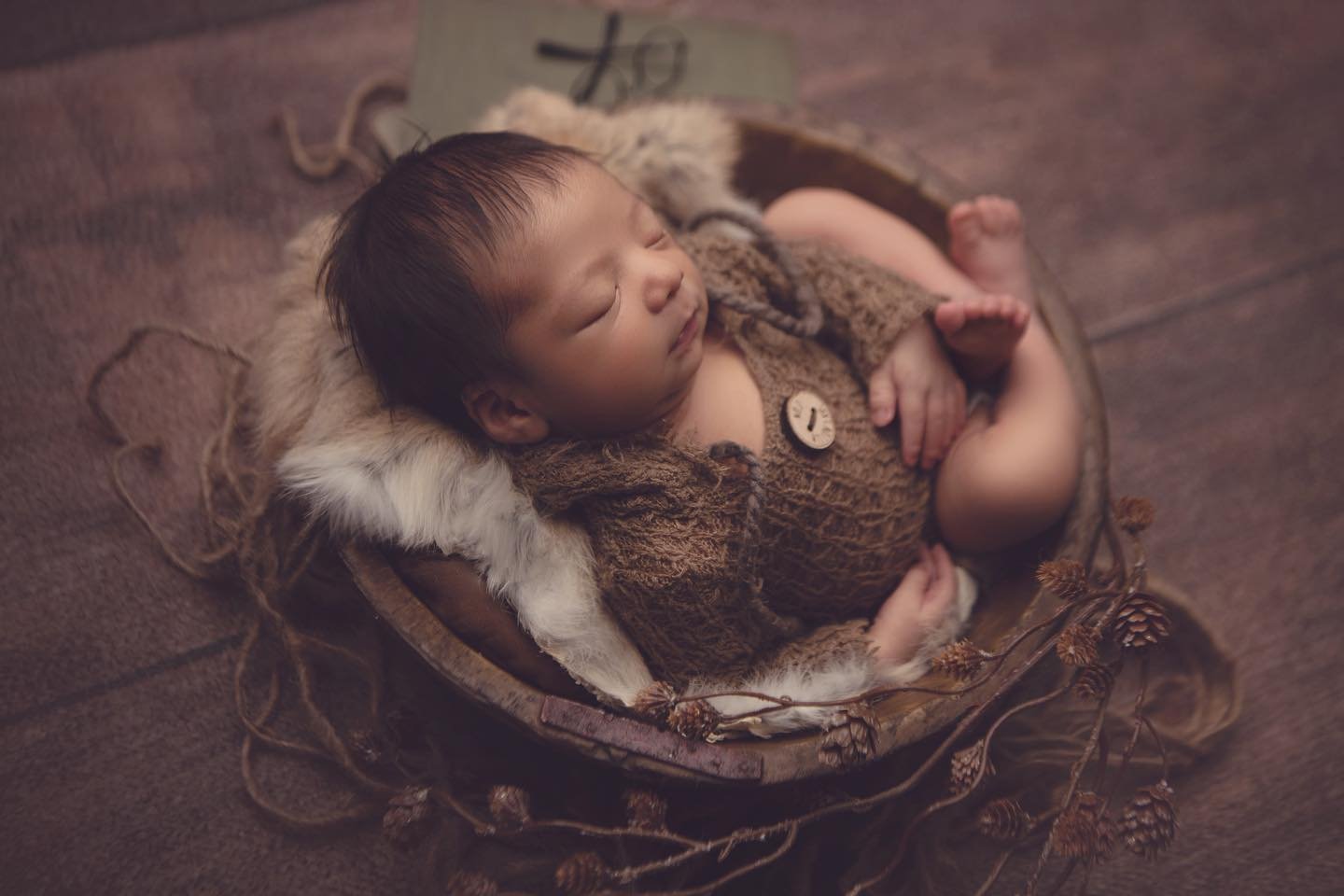 To book your sweet newborn session it is best done well ahead of time to ensure you receive a spot. The ideal time for newborn photos is between seven and 18 days.  I would love to help you create timeless memories of each little detail of your newbo