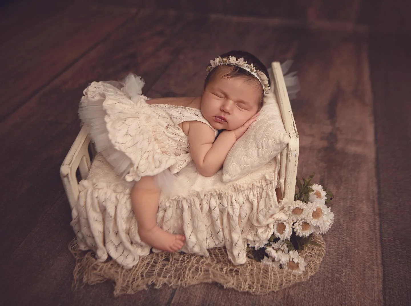 To book your sweet newborn session it is best done well ahead of time to ensure you receive a spot. The ideal time for newborn photos is between seven and 18 days.  I would love to help you create timeless memories of each little detail of your newbo