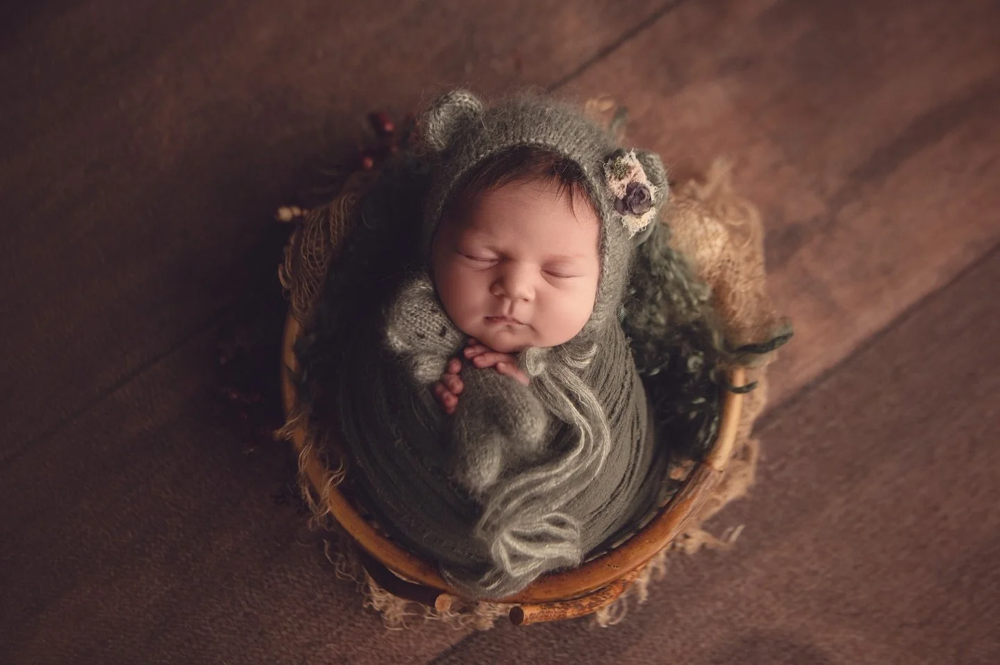 MANY parents ask &ldquo;What if my baby won&rsquo;t sleep during their session?&rdquo; It&rsquo;s Fine &amp; Expected: Most babies spend some time awake, and that&rsquo;s wonderful for capturing personality.
Embrace Awake Shots: Wide-eyed photos show