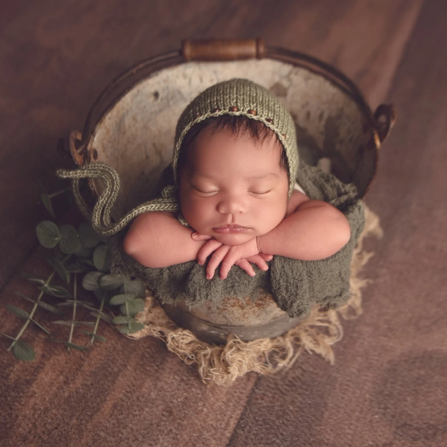 Baby Benson 🌿🤍 12 days old, and already a total heart-stealer. Four sweet poses from his session that feel soft, cozy, and timeless. 

If you&rsquo;re expecting and dreaming of newborn photos like this, DM me or tap the link in bio to learn more✨