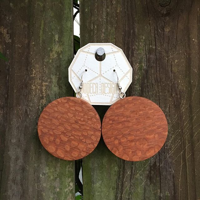 Huuuuge Brazilian Leopardwood earrings!! These babies catch and reflect light, so they look particularly good on a sunny day. $30/pair link in bio!