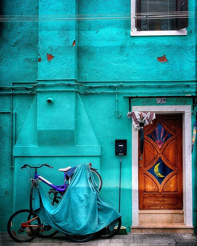 New one from Venice Italy 2020. Shot with fuji x-t3 16-80.#photography #fujixt3 #fineart #fineartphotography #italy #contemporayart #composition #veniceitaly #fujifilmusa #doorsofdistinction #instagood #minimalistart #doorsandwindows_greatshots #door