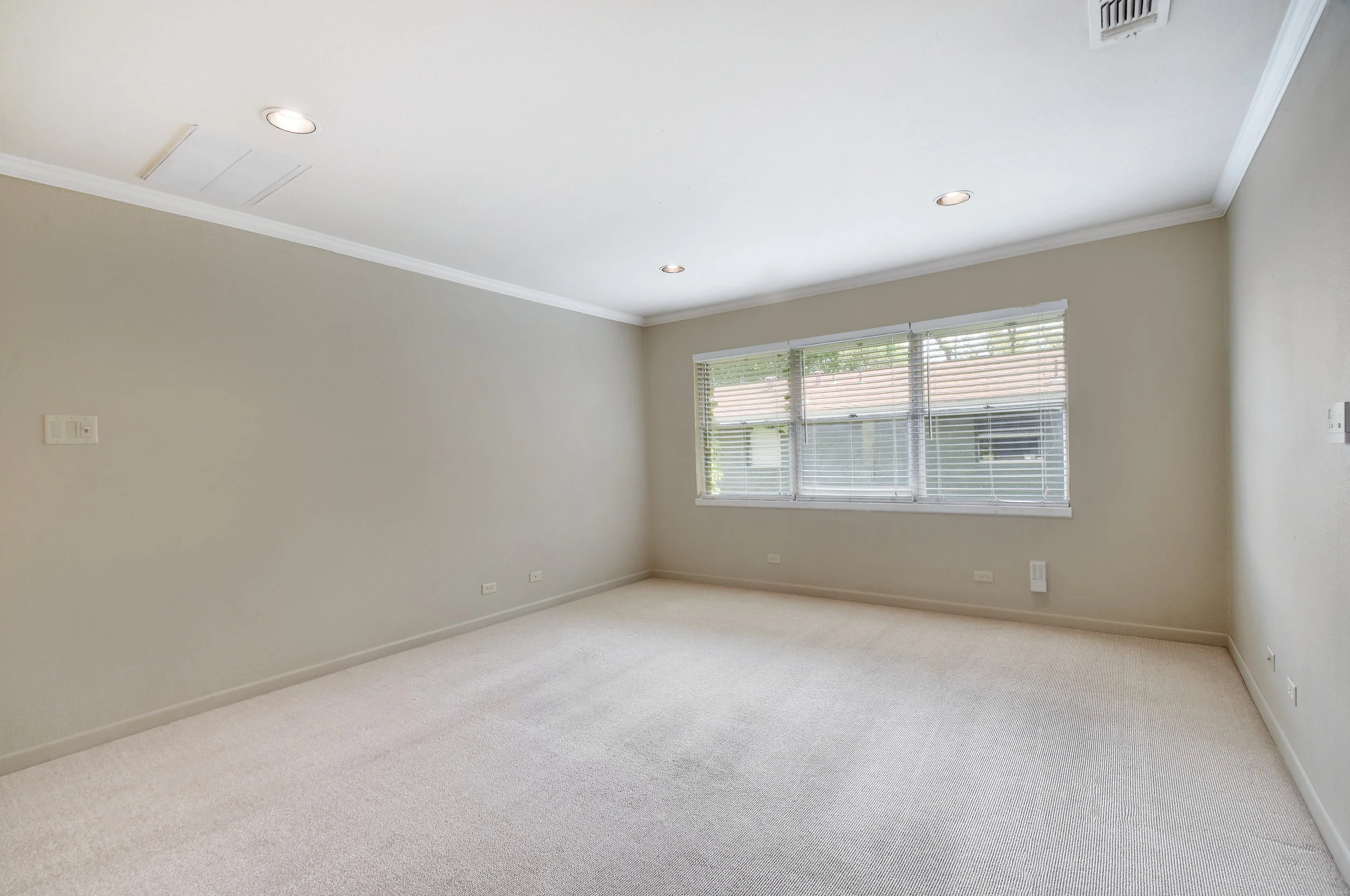 Living Area_004.jpg